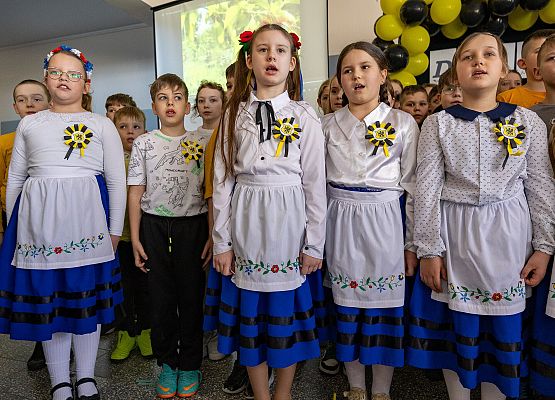 Występ dzieci w strojach kaszubskich