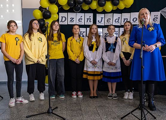 Nauczyciel przemawia do dzieci