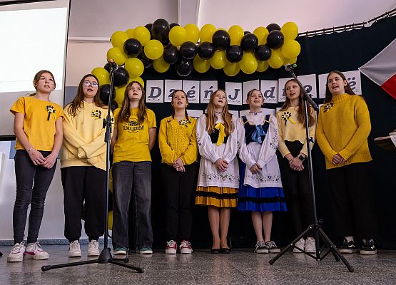 Występ dzieci w strojach kaszubskich