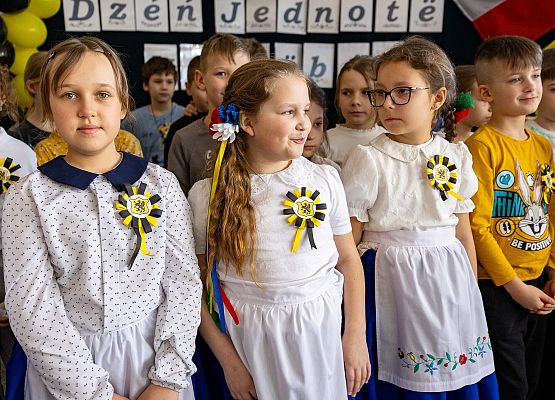 Występ dzieci w strojach kaszubskich