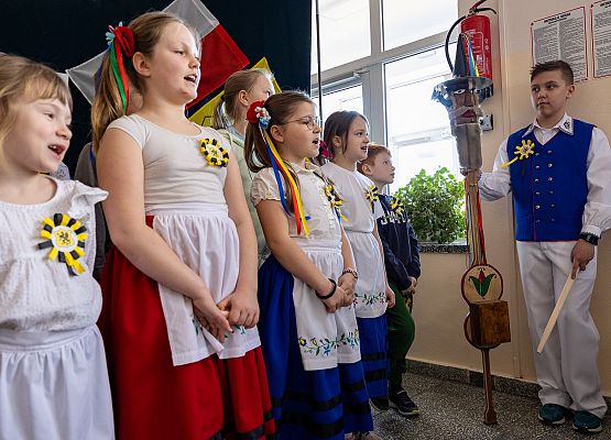 Występ dzieci w strojach kaszubskich