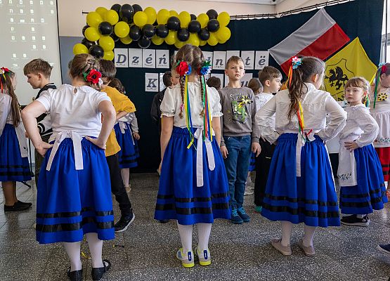 Występ dzieci w strojach kaszubskich