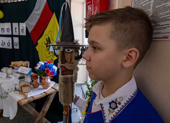 Chłopiec w stroju kaszubskim ogląda przedstawienie