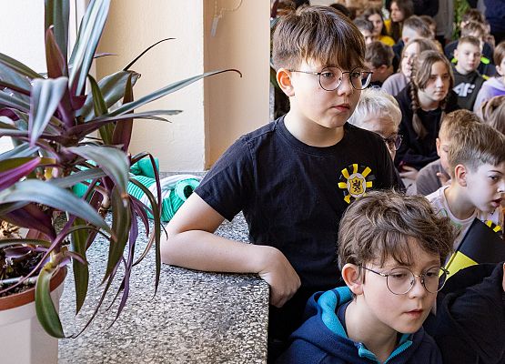 Uczniowie oglądają przedstawienie