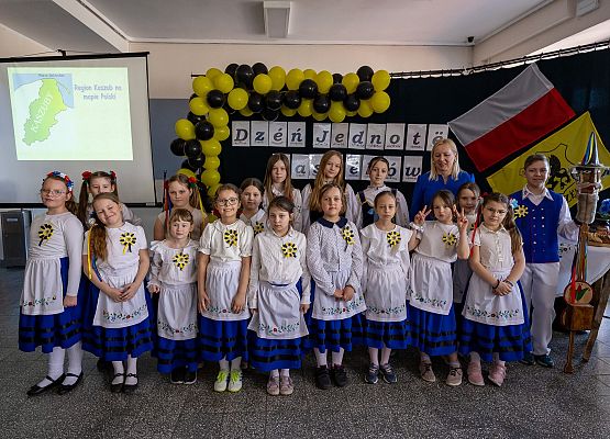 Grupowe zdjęcie ucznów i nauczyciela