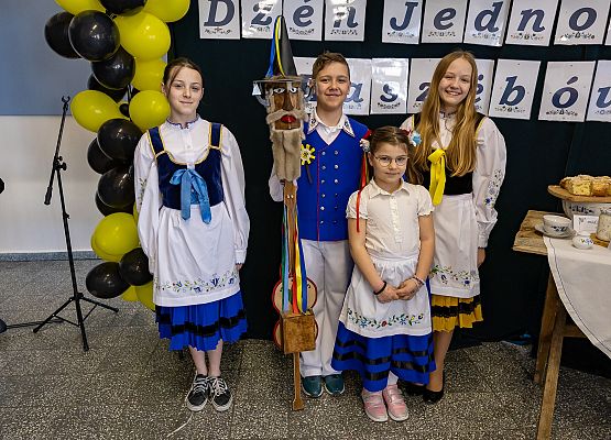 Dzieci pozują do zdjęcia