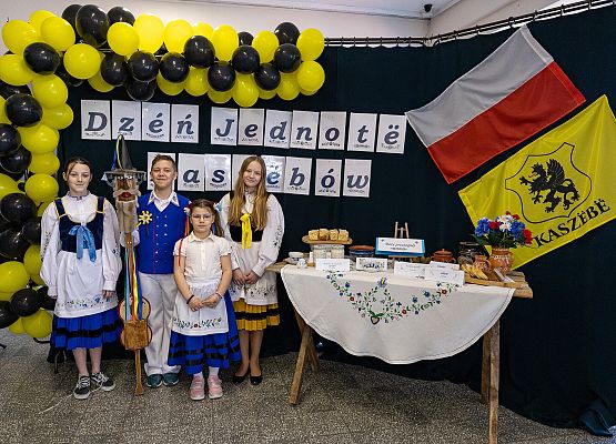 Dzieci pozują do zdjęcia