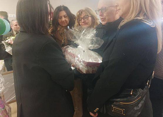 Przedstawiciele szkoły składają życzenia na ręce Pani Prezes Fundacji LHS