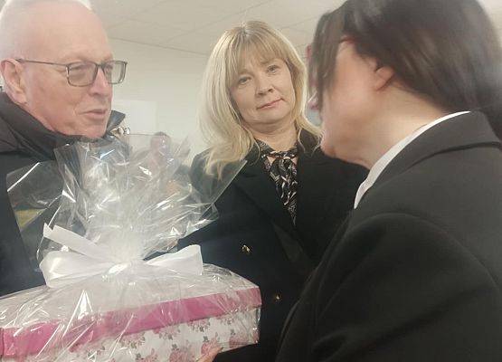 Przedstawiciele szkoły składają życzenia na ręce Pani Prezes Fundacji LHS
