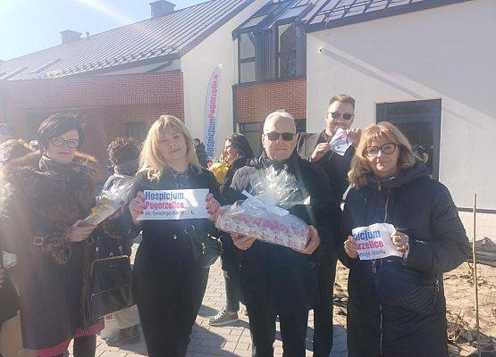 delegacja szkoły na otwarciu Hospicjum.