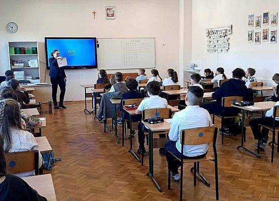 nauczyciel wyjaśnia zasady konkursu