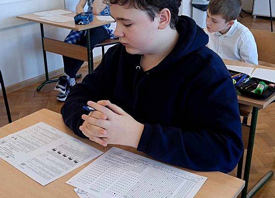 uczeń rozwiązuje zadania konkursowe