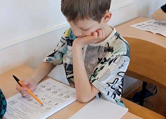 uczeń rozwiązuje zadania konkursowe