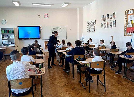 uczniowie otrzymują od nauczyciela testy