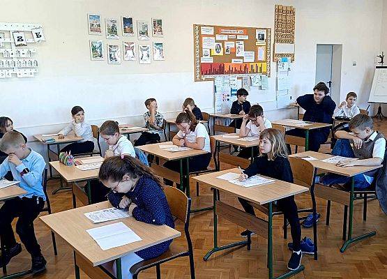 uczniowie podczas konkursu