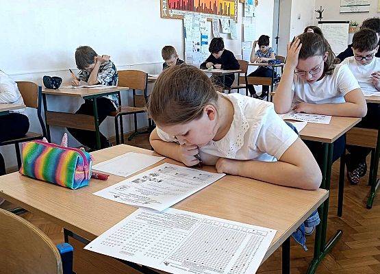 uczniowie podczas konkursu