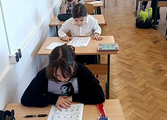 uczniowie rozwiązuje zadania konkursowe