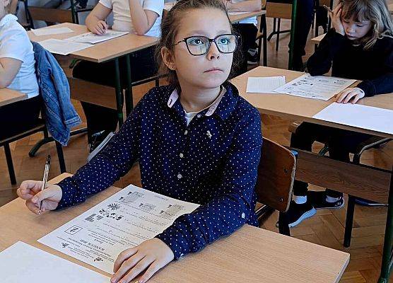 uczniowie słuchają wyjaśnień nauczyciela