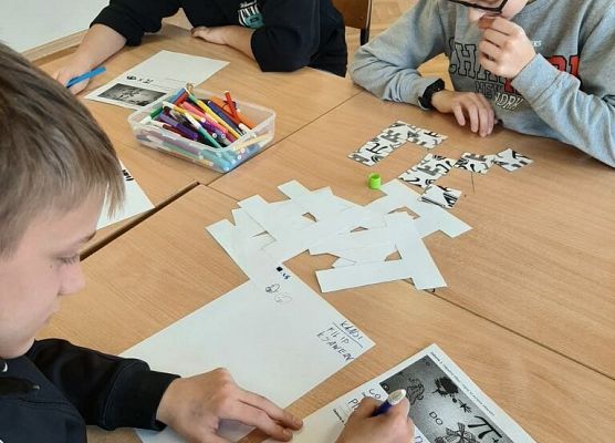 uczniowie rozwiązują zagadki