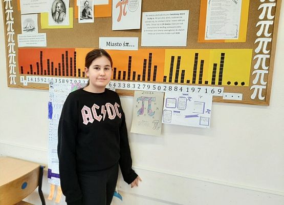 uczennica przed pracami o liczbie pi