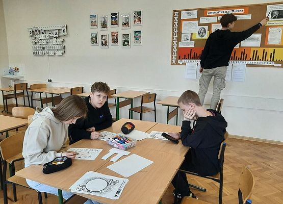 uczniowie rozwiązują zagadki