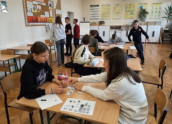 uczniowie rozwiązują zagadki