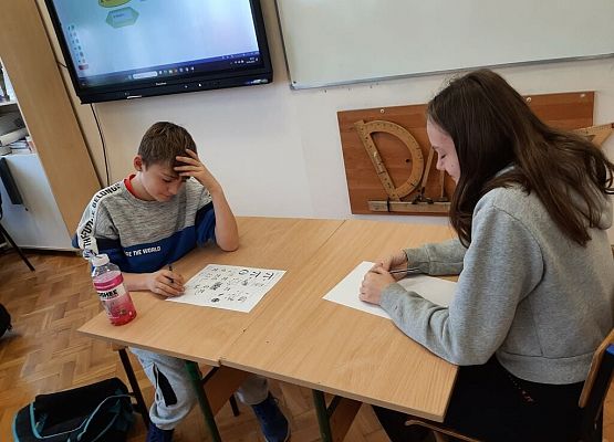 uczniowie rozwiązują zagadki