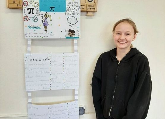 uczennica przed plakatem o liczbie pi