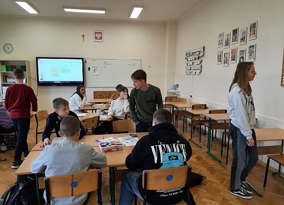 uczniowie rozwiązują zagadki