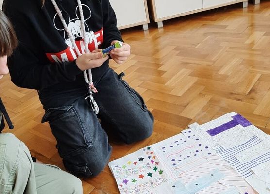 uczniowie rozwiązują zagadki