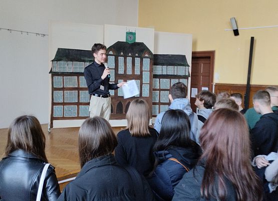 uczniowie zwiedzają szkołę