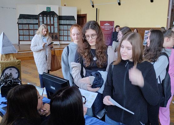 uczniowie zwiedzają szkołę