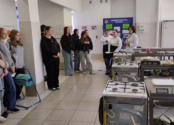 uczniowie zwiedzają szkołę