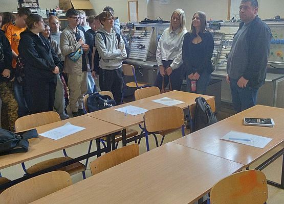 uczniowie zwiedzają szkołę