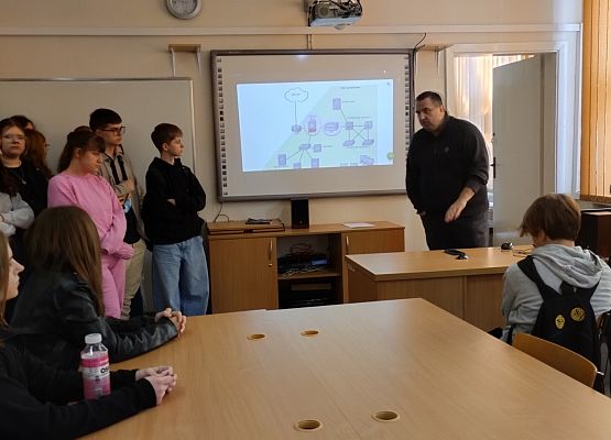 uczniowie zwiedzają szkołę