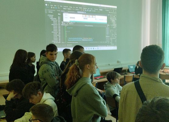 uczniowie zwiedzają szkołę