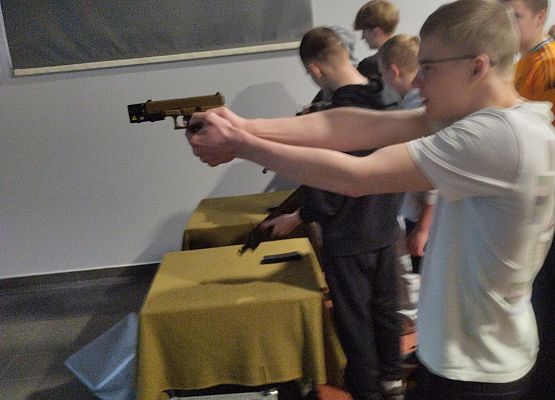 uczniowie na strzelnicy sportowej