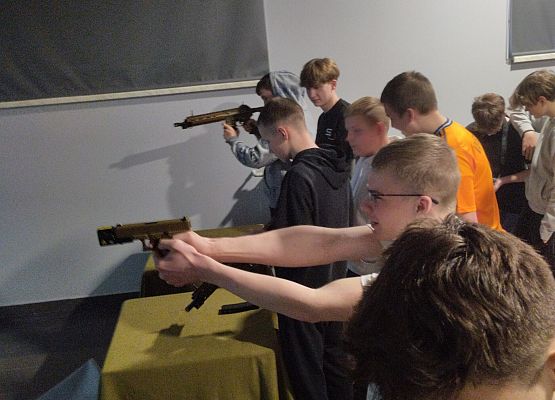 uczniowie na strzelnicy sportowej