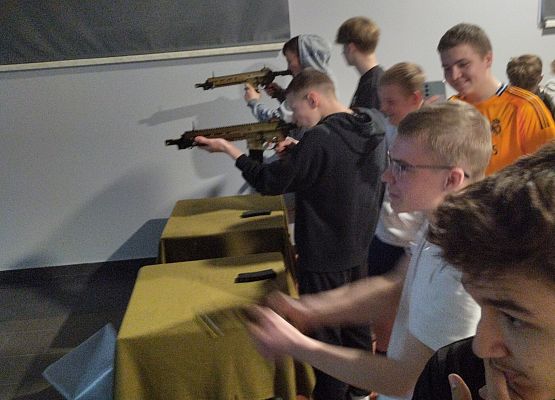 uczniowie na strzelnicy sportowej
