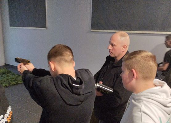 uczniowie na strzelnicy sportowej