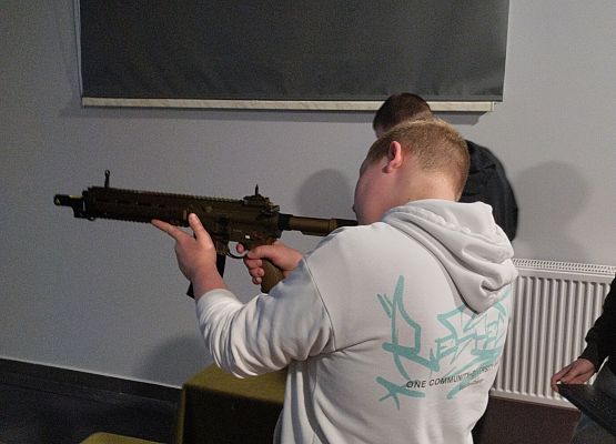 uczniowie na strzelnicy sportowej