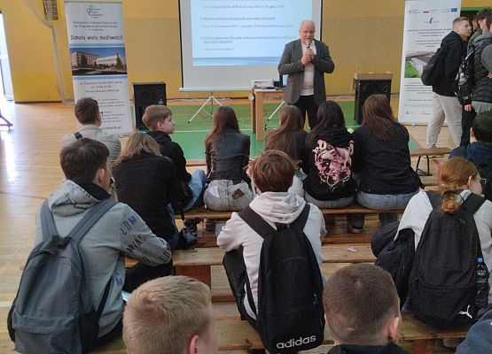 uczniowie oglądają szkołę