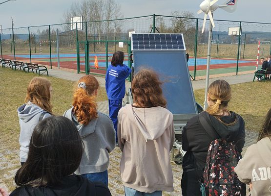 uczniowie oglądają szkołę