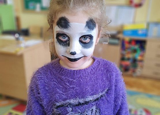 uczennica z pomalowaną twarzą