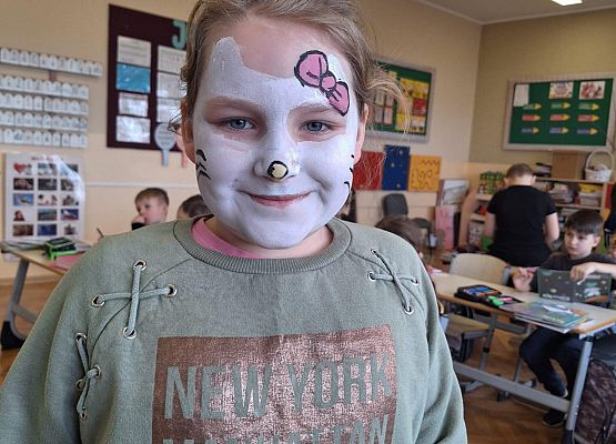 uczennica z pomalowaną twarzą