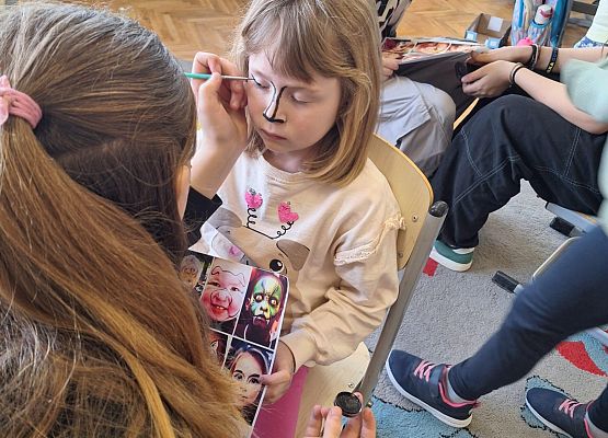 uczennica z pomalowaną twarzą