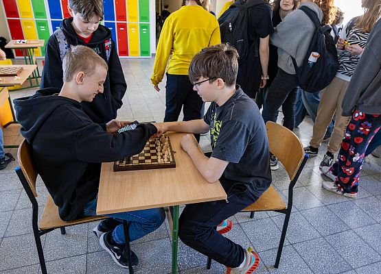 uczniowie grają w szachy