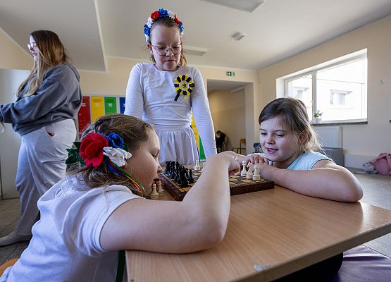 uczniowie grają w szachy