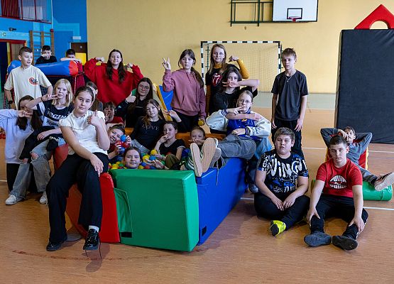 tor przeszkód na sali gimnastycznej