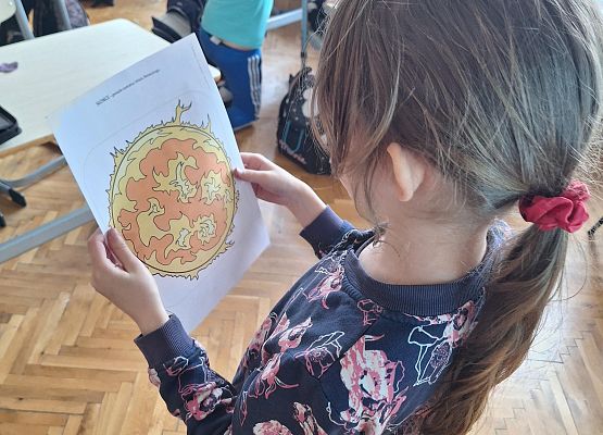 uczennica trzyma kartę z obrazkiem